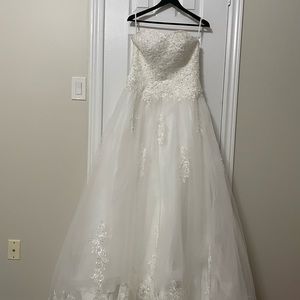 Wedding dress, only works once for 3-4 hours